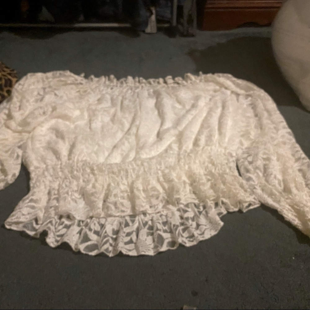 New never worn lace floral white top with ruffles